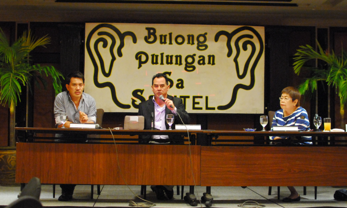 OFFERING Pilipino Movies on Facebook, from left: Indie Film Director Brillante Mendoza and Jerry Lozano, Mavshack global sales director for the Philippines. With them is Deedee Siytangco, Bulong Pulungan moderator.-- Photo by Edmundo L. Santiago.